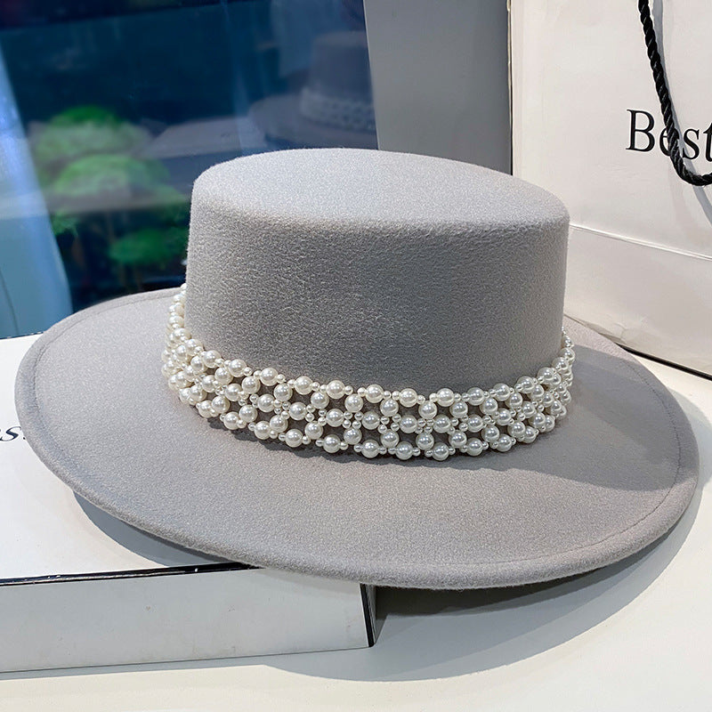 Chapeau Blanc Élégant avec Chaîne de Perles