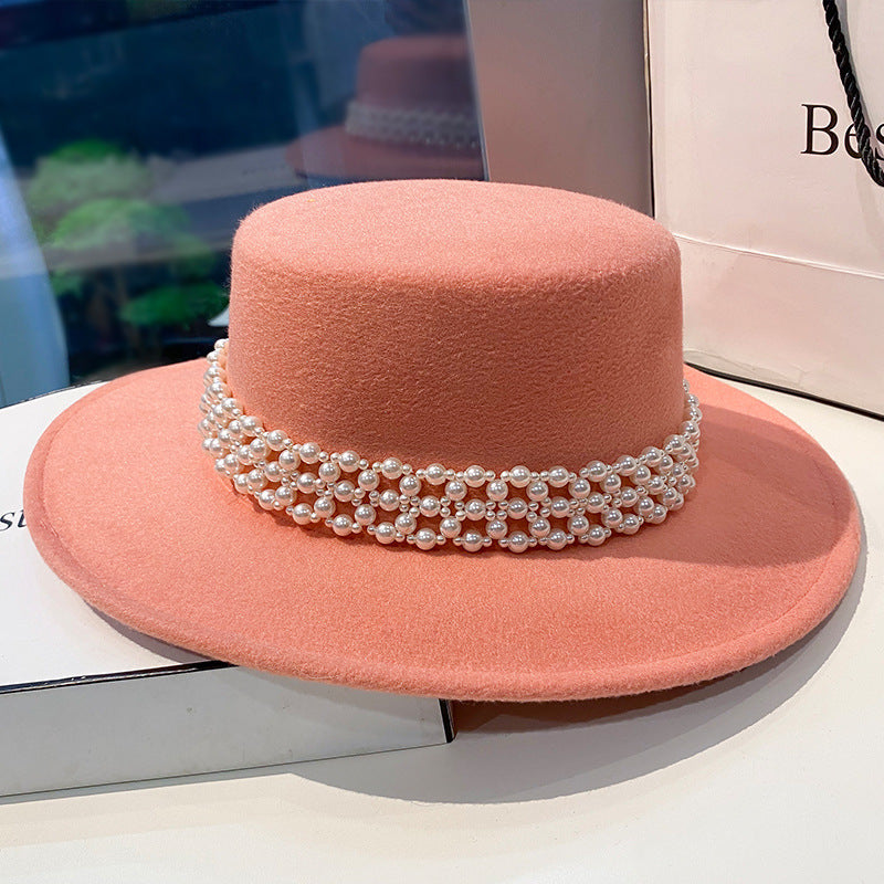 Chapeau Blanc Élégant avec Chaîne de Perles