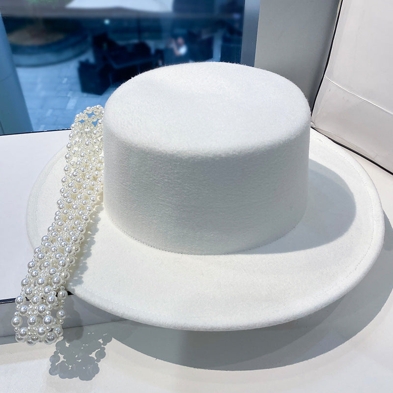 Chapeau Blanc Élégant avec Chaîne de Perles