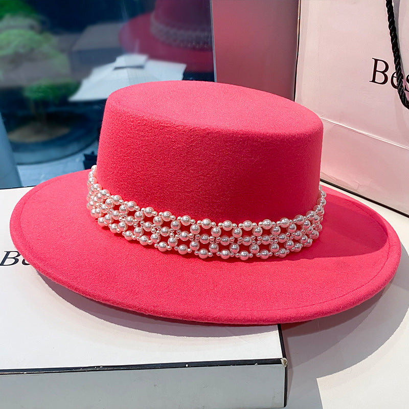 Chapeau Blanc Élégant avec Chaîne de Perles