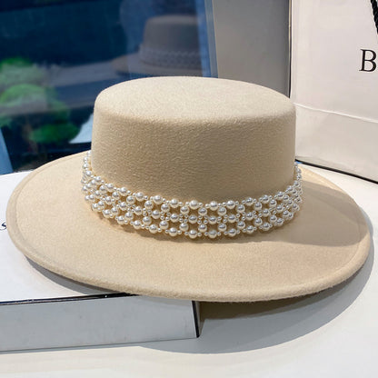 Chapeau Blanc Élégant avec Chaîne de Perles