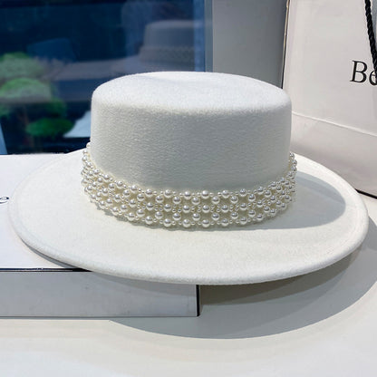 Chapeau Blanc Élégant avec Chaîne de Perles