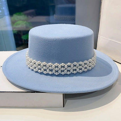 Chapeau Blanc Élégant avec Chaîne de Perles