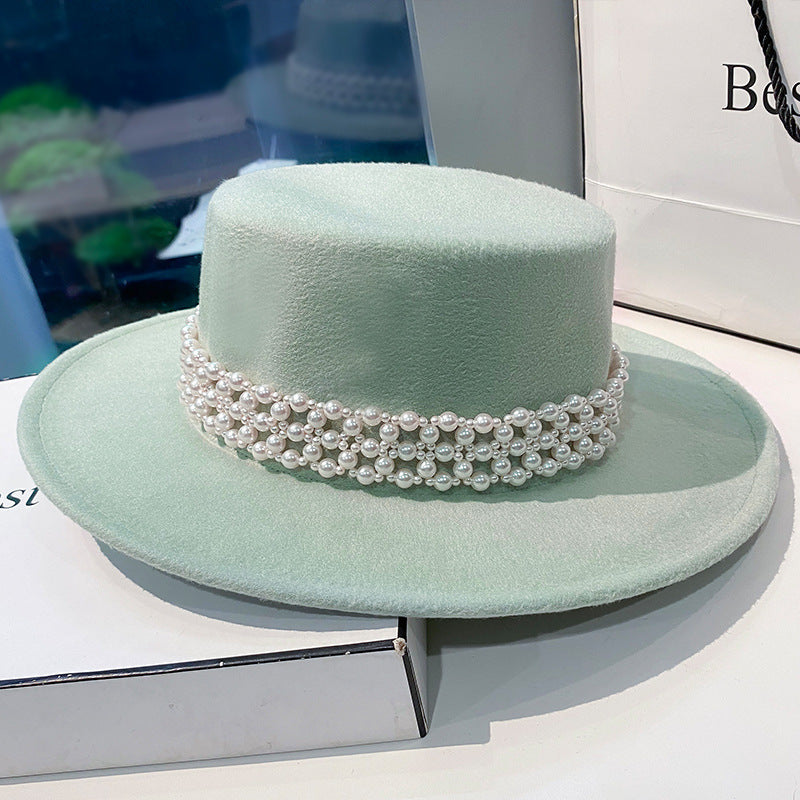 Chapeau Blanc Élégant avec Chaîne de Perles