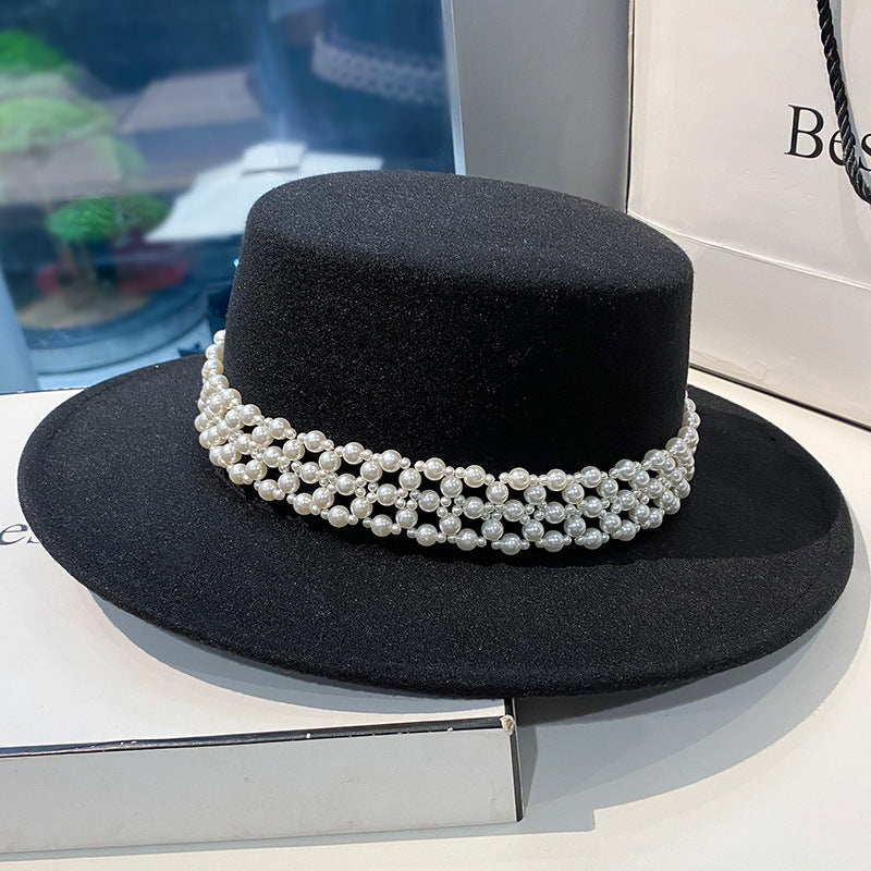 Chapeau Blanc Élégant avec Chaîne de Perles