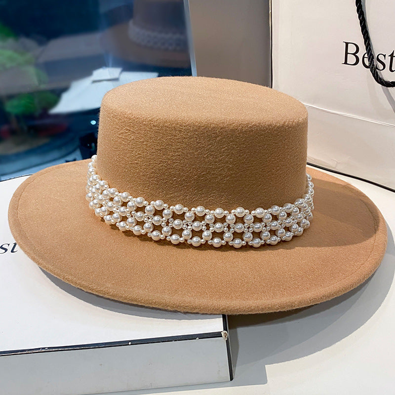 Chapeau Blanc Élégant avec Chaîne de Perles