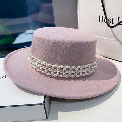 Chapeau Blanc Élégant avec Chaîne de Perles