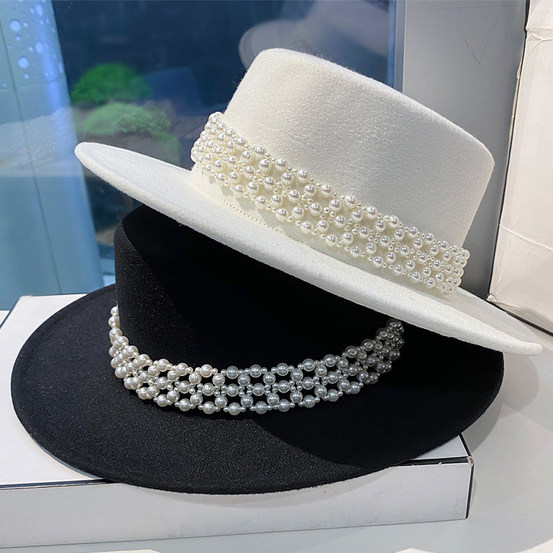 Chapeau Blanc Élégant avec Chaîne de Perles